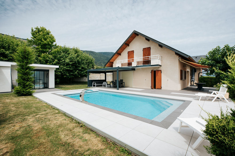 Piscine neuve avec étanchéité neuve devant une maison