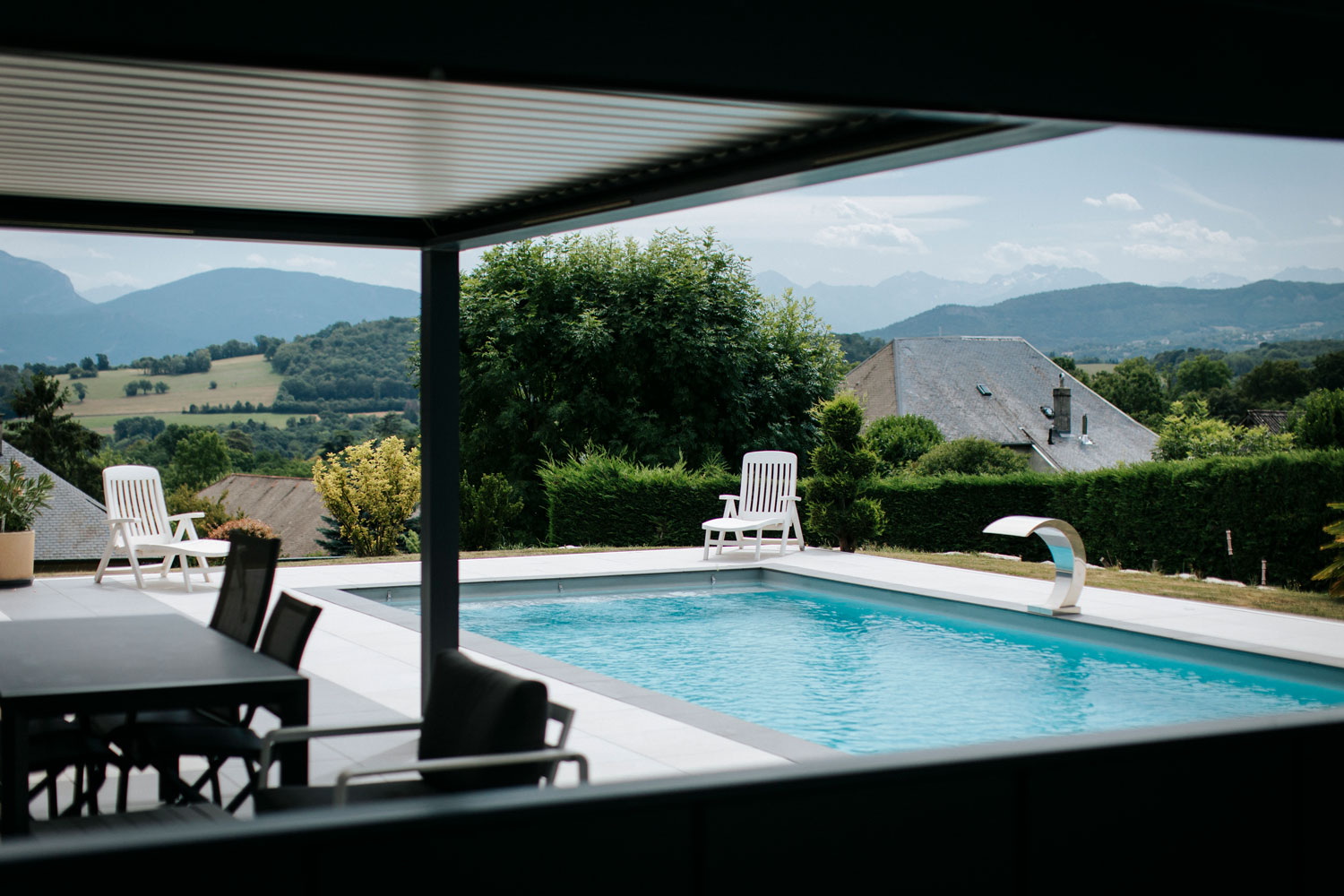 Vue sur une piscine neuve, dans un jardin