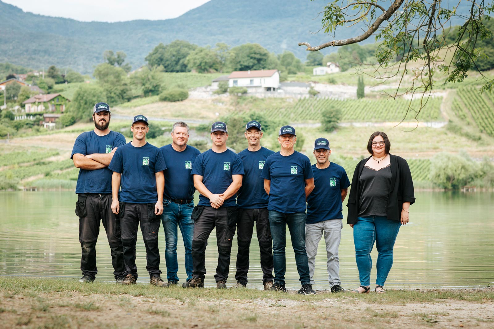 L'équipe Savoie Etanch' se tient un étang et des montagnes