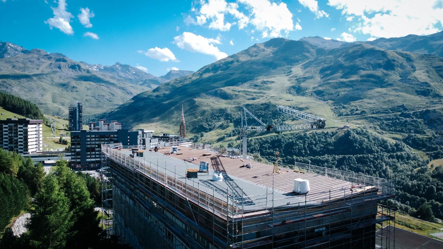 Vue aérienne d'un toit de bâtiment en construction