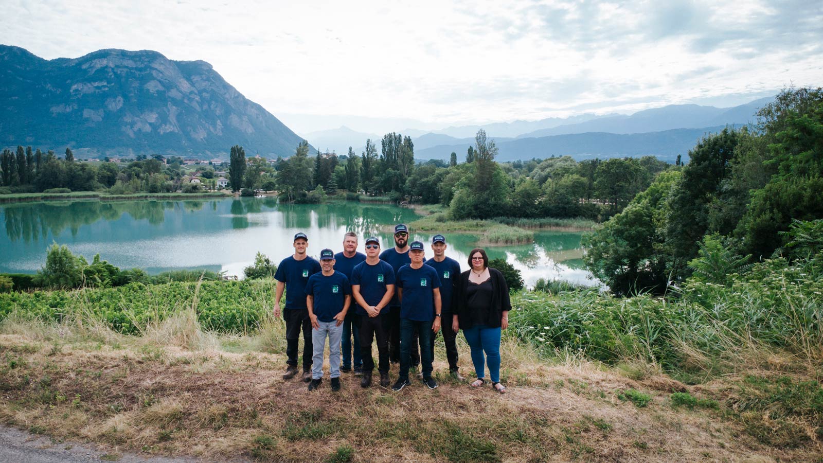 L'équipe Savoie Etanch' se tient un étang et des montagnes