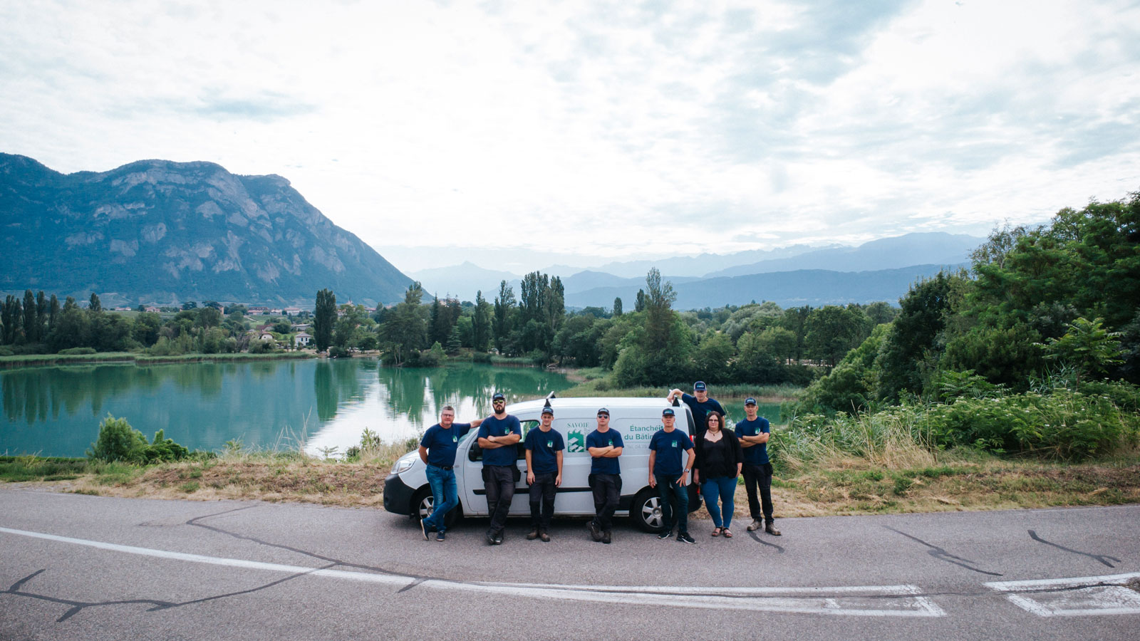 L'équipe Savoie Etanch' se tient appuyée contre une camionnette de l'entreprise