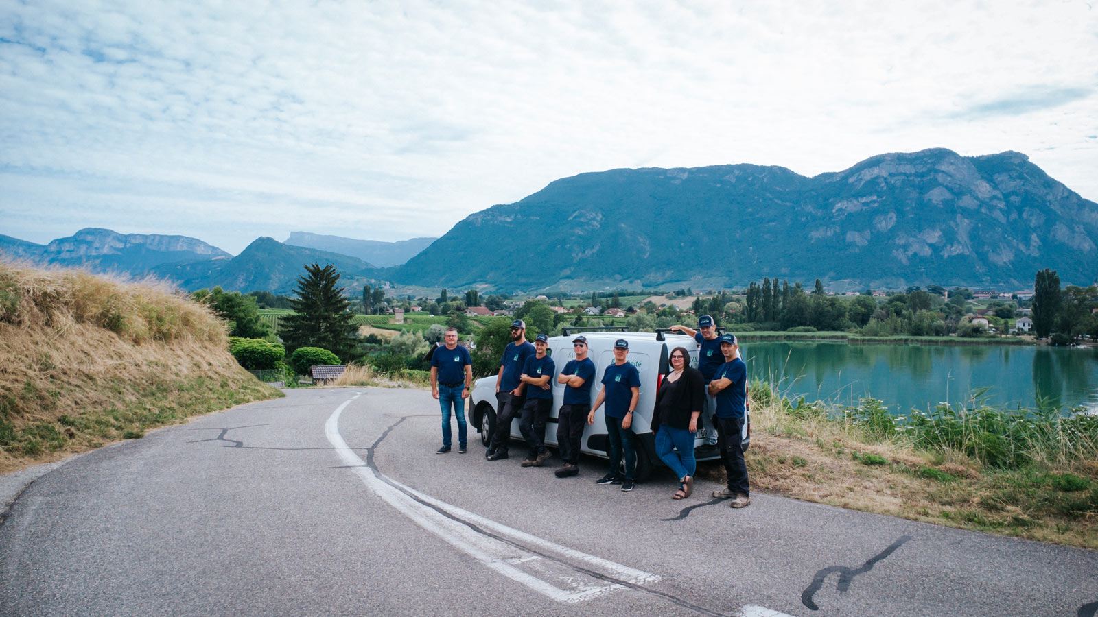 L'équipe Savoie Etanch' se tient appuyée contre une camionnette de l'entreprise