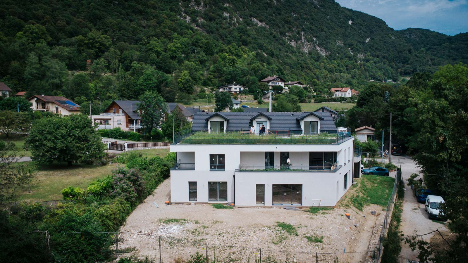 Maison avec toiture végétalisée