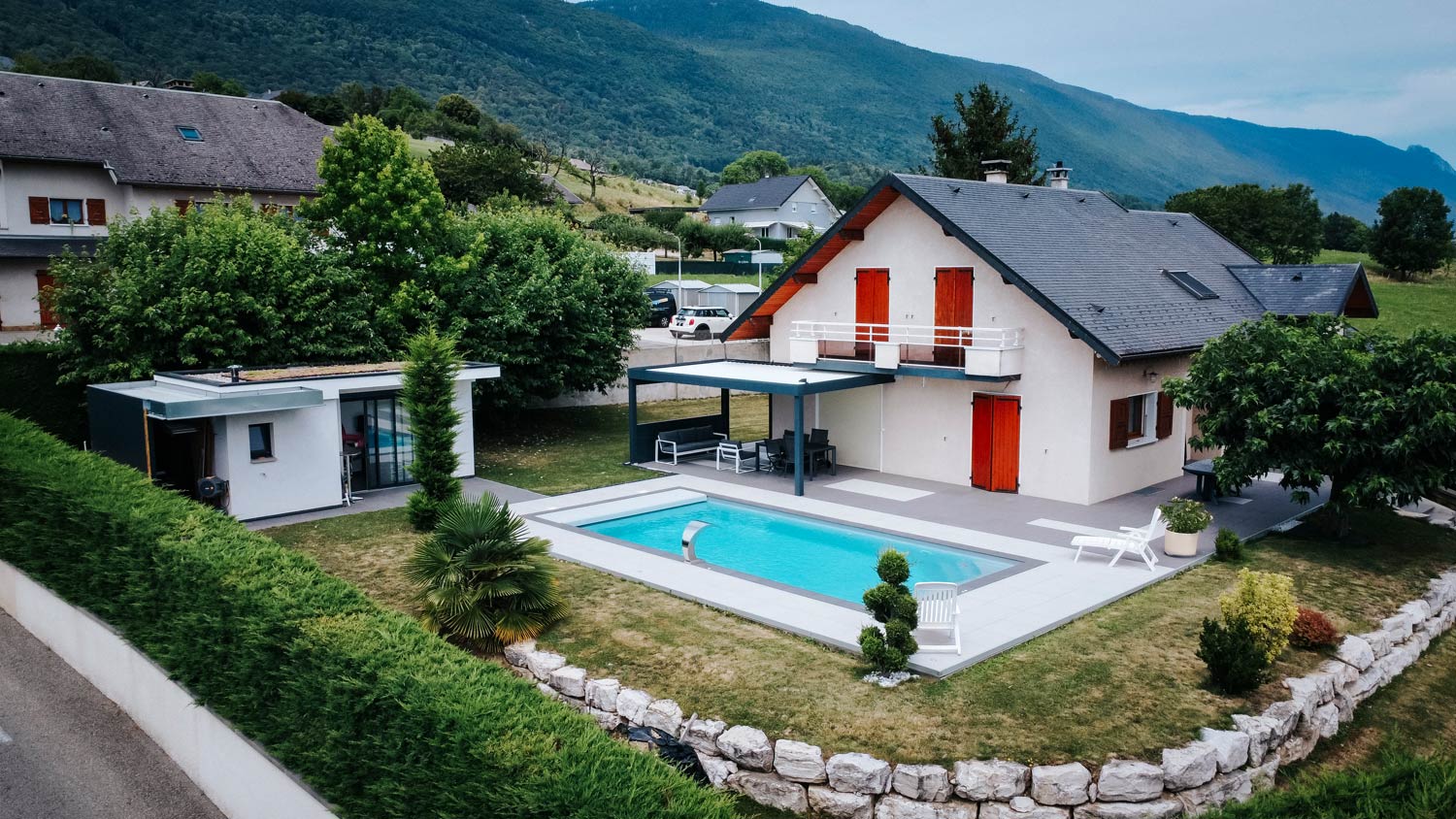 Maison avec piscine, terrasse et toitures étanches