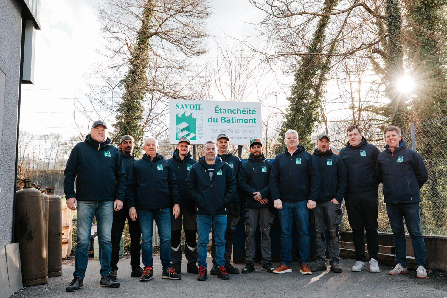 Equipe Savoie Etanch devant les locaux de l'entreprise en Savoie